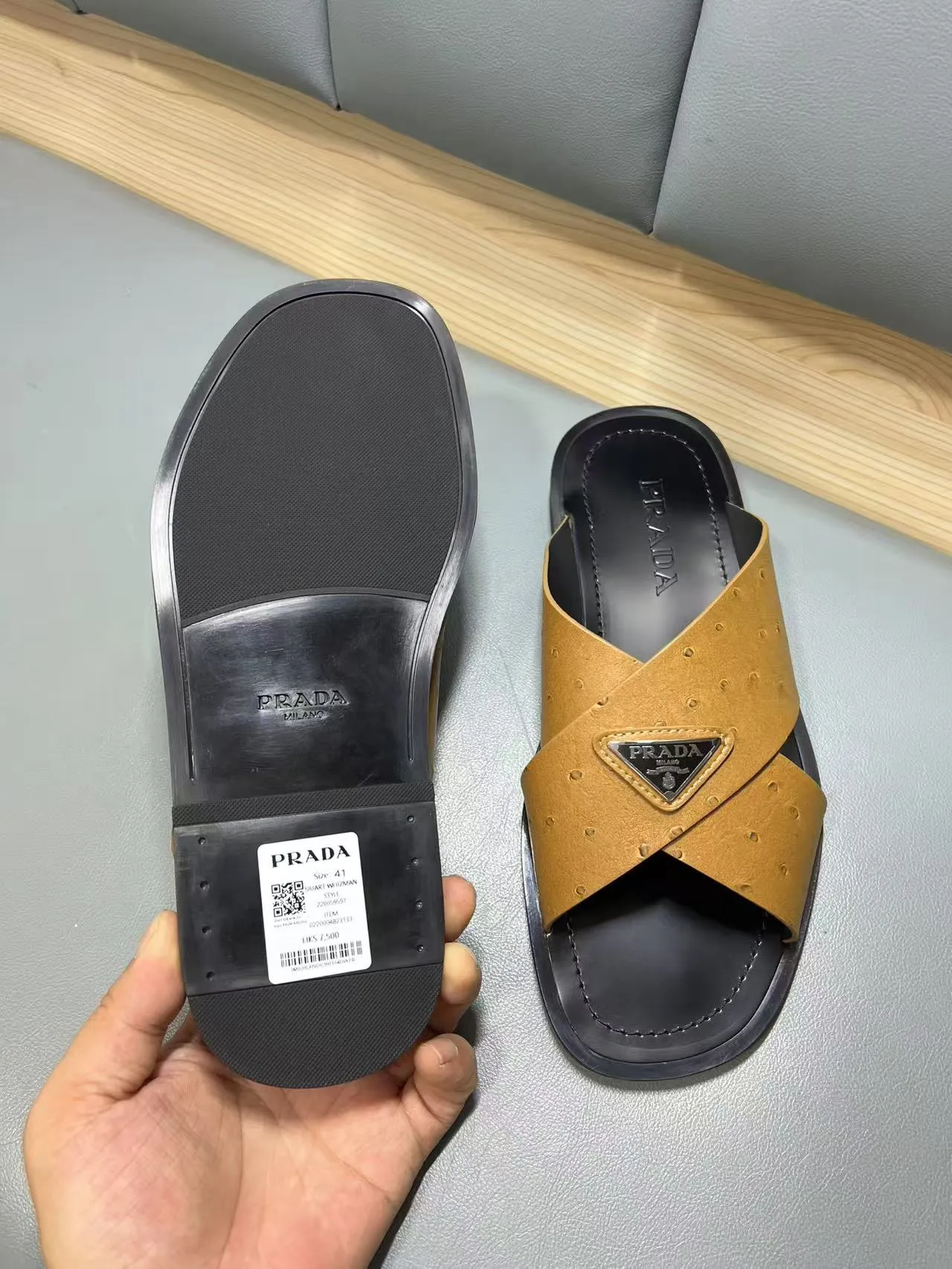 340💰PRADA Prada’s latest slippers are synchronized with the official website. This slipper is made of the brand’s unique and iconic Saffiano leather. The brand logo jumps out from the double straps, and the brand style is clearly visible. Cowhide gives men elegant charm and functional design, making it an ideal choice for vacation and leisure. Size:38-45